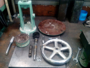 分解し、各部品の清掃と追加工必要と判断。